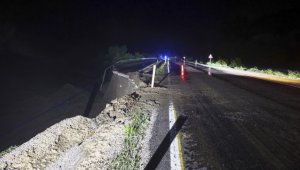Sağanak nedeniyle taşan çay, Kastamonu-Ankara kara yolunda çökmeye yol açtı