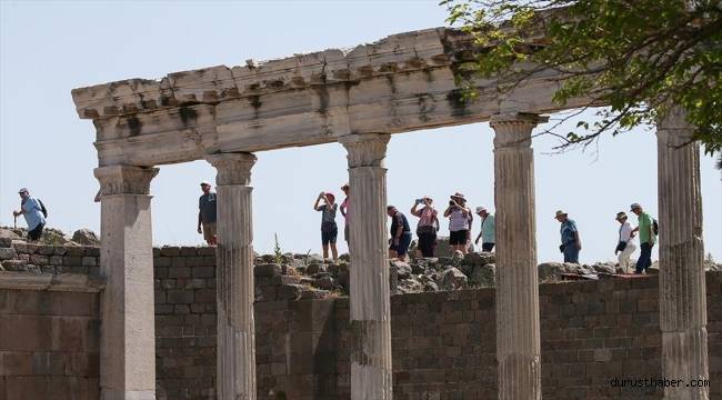 Salgında tenhalaşan Bergama Antik Kenti yine ziyaretçilerle doluyor