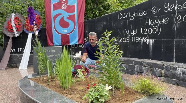 Sanatçı Kazım Koyuncu vefatının 17. yılında Artvin'deki mezarı başında anıldı