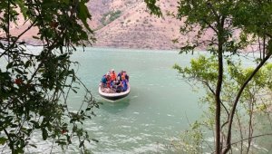 Siirt'te Müküs Çayı'nda akıntıya kapılan hemşireyi arama çalışmalarına ara verildi