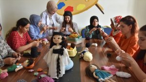 Şırnaklı kadınlar amigurumi tekniği ile 'Zin bebek' yapıyor