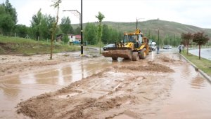 Sivas'ta sağanak, yolda heyelana neden oldu