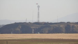 Terör örgütü YPG/PKK, Tel Rıfat'ta kendini rejim bayrağıyla kamufle etmeye çalışıyor