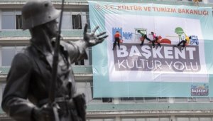 'Uçan ressamlar' 35 metre yükseklikte resim yaparak dans etti