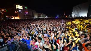 Ünlü Sanatçı Mustafa Ceceli’nin Konserini Yaklaşık 40 Bin Kişi İzledi