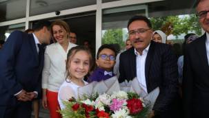 Vali Çiçek, bilim fuarının sürekli hale getirileceğinin sözünü verdi