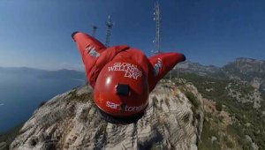 'Yarasa adam'ın dar mesafedeki iki direğin ortasından heyecanlı uçuşu