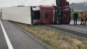 Yeşilhisar’da TIR devrildi: 2 Yaralı  