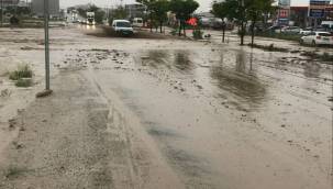 Yoğun yağışlar hayatı felç etti! Niğde-Kayseri yolu trafiğe kapatıldı