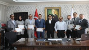 Yunak'ta başarılı öğretmenlere Kaymakam Karahan'dan üstün başarı belgesi