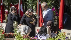 15 Temmuz Demokrasi Şehitliği ile Polis Şehitliği'nde anma programı düzenlendi