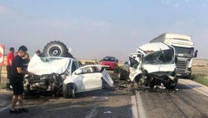 Afyonkarahisar'da otomobil ile kamyonet çarpıştı: 2 ölü, 1 yaralı