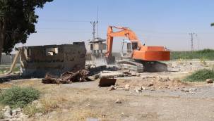 Akçakale Belediyesi'nce Metruk Binalar Tek Tek Yıkılıyor 