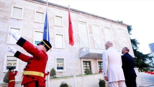 Arnavutluk'ta AB bayrağı göndere çekildi