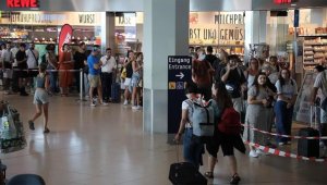  Avrupa'daki havalimanlarında personel eksikliği ve aşırı yoğunluk krizi sürüyor