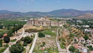 Ayasuluk kazılarında Bizans dönemine ait yer döşemesi gün yüzüne çıkarıldı