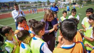 Bakan Şahin, yaz kurslarından yararlanan çocukları ziyaret etti