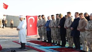 Bakan Soylu, bayram namazını Yüksekova'daki üs bölgesinde askerlerle kıldı