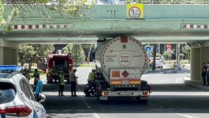 Bakırköy'de köprüye sıkışan tır 1,5 saatlik çalışmayla kurtarıldı