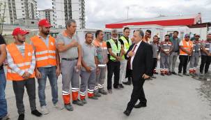 Başkan Yalçın personelle bayramlaştı 