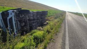 Bolvadin'de kamyon şarampole devrildi