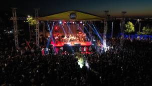 Büyükşehir'in yaz konserinde Ziynet Sali, Karamürsel'in kurtuluş gününe coşku kattı