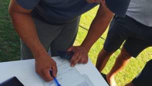 Büyükşehir Zabıtası para dolu çantayı sahibine ulaştırdı