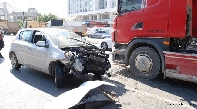 Çekmeköy'de 3 aracın karıştığı kaza nedeniyle trafik yoğunluğu oluştu