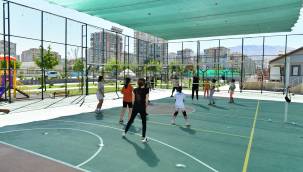 Çilesiz'deki yeşil spor kompleksi, voleybol kursuna ev sahipliği yapıyor 