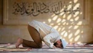 Cuma namazı kılmak istedi, işten atıldı