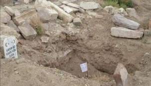 Dedesinin mezarını kazan kişiyi ilanla arıyor