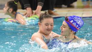 Engelleri ‘Yüzme Bilmeyen Kalmasın Projesi’ ile aşıyorlar