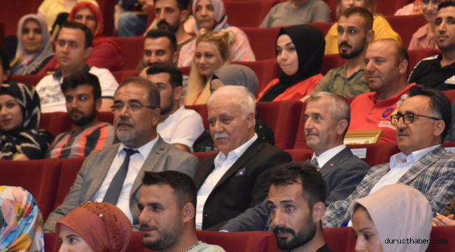 Evlilik okulunda Nihat Hatipoğlu çiftlere evliliğin önemiyle ilgili bilgiler verdi
