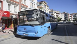 Freni boşalan özel halk otobüsü binaya çarptı