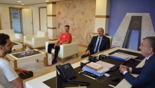 Genç Şampiyondan Havza Belediye Başkanı Özdemir’e ziyaret