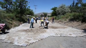Hacılar'da kilitli parke döşeme çalışması sürüyor
