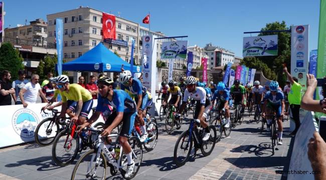 Hem pedal çeviriyorlar hem de Kayseri'yi dünyaya tanıtıyorlar