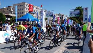 Hem pedal çeviriyorlar hem de Kayseri'yi dünyaya tanıtıyorlar