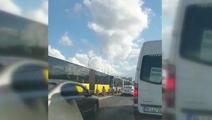 İstanbul'da arızalanan metrobüs araç yoğunluğu oluşturdu