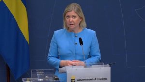 İsveç Başbakanı, PKK'yı simgeleyen bez parçalarıyla poz veren milletvekillerini eleştirdi
