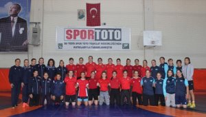 Kadın Güreş Milli Takımı'nın Azerbaycan ve Kazakistan ile ortak kampı sürüyor 