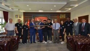 KAEÜ Rektörü Karakaya, TEKNOFEST 2022 finalinde yarışacak "AHİTEK" takımıyla buluştu