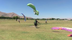 Kahramanmaraş'ta yamaç paraşütü kursiyerleri gökyüzüyle buluştu