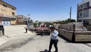 Karaman'da devrilen forkliftin operatörü yaralandı