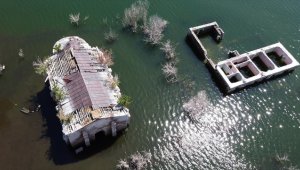 Kars'ta barajın su seviyesi düşünce tarihi yapılar gün yüzüne çıktı