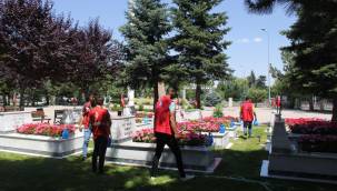 Kartal Şehitliği’nde gönüllü gençler mezarları temizleyip dualar okudu