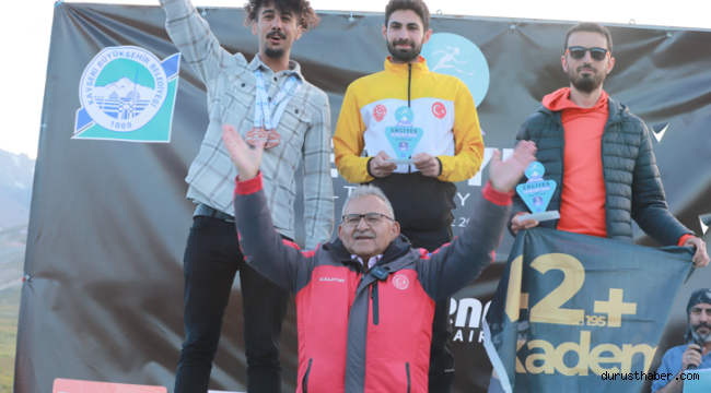Kayseri Büyükşehir Belediye Başkanı Büyükkılıç, ödül törenine katıldı