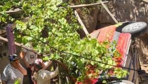 Kayseri'de Seyir halindeki araç evin bahçesine düştü 