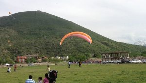 Kayseri'de yamaç paraşütü pilotunun çarptığı kişi yaralandı