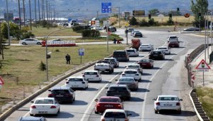 "Kilit kavşak" Kırıkkale'de tatil dönüşü yoğunluk yaşanıyor